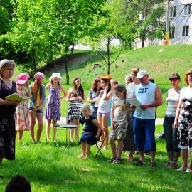 Артисты на "сцене", концерт начался Духовные чада отца Виктора на природе. 06.05.2012 г.