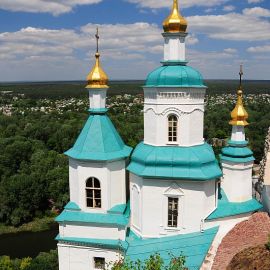 Николаевская церковь -- символ Святогорья. Построена она была еще в XVII веке, частично вырублена прямо в меловой скале Паломничество. Поездка в Святогорскую Лавру. 27 мая 2012 г.