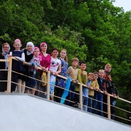 Ученики Воскресной школы Паломничество. Поездка в Святогорскую Лавру. 27 мая 2012 г.