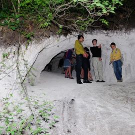 Самые смелые маленькие спелеологи не спешат покидать меловые недра пещеры Паломничество. Поездка в Святогорскую Лавру. 27 мая 2012 г.