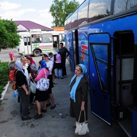 Снова собравшись у автобусов, паломники проехали еще немного до последней остановки в воскресной поездке -- Кириченковой криницы Паломничество. Поездка в Святогорскую Лавру. 27 мая 2012 г.
