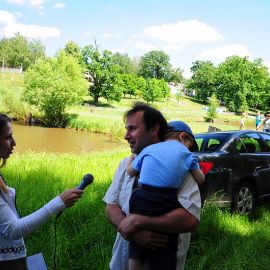 Кое-кто предпочитает спрятаться от камеры за папиным плечом Отдых на природе духовных чад отца Виктора 26 мая 2013 г.