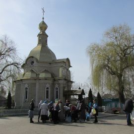 В Кириченковой кринице неподалеку от собора набрали водички Паломническая поездка в Святогорскую Лавру. 9-10 апреля 2016 г.