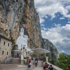 В монастыре хранятся мощи его основателя — святого Василия Острожского, чудотворца, скончавшегося 29 апреля (9 мая) 1671 года Паломническая поездка отца Виктора в Черногорию. 10-24 июля 2016 г.