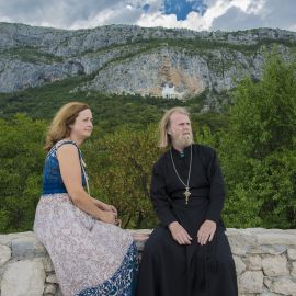 Отец Виктор с матушкой на фоне монастыря Острог Паломническая поездка отца Виктора в Черногорию. 10-24 июля 2016 г.