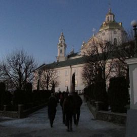 Паломники спешат на раннюю литургию в Свято-Успенской Почаевской лавре Паломническая поездка в Почаевскую лавру на Новый 2017 год
