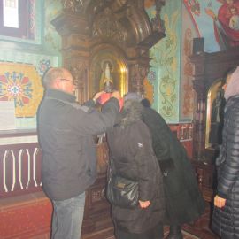 Паломники надевают вериги Никиты Столпника Паломническая поездка в Почаевскую лавру на Новый 2017 год