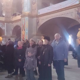 Отец Виктор с духовными чадами на литургии в Почавской лавре Паломническая поездка в Почаевскую лавру на Новый 2017 год