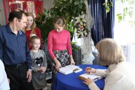 Книга «Как хотите, чтобы с вами поступали люди, так поступайте и вы с ними» (Мф. 7:12)