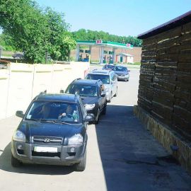 На природу ехали двумя автобусами и колонной машин. Еще бы – 115 человек! Выезд на природу по случаю окончания учебного года в Воскресной школе. 29.05.2011 года