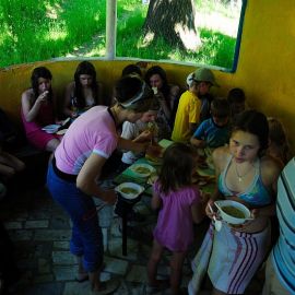 После активных игр и купания аппетит у всех отменный! Выезд на природу по случаю окончания учебного года в Воскресной школе. 29.05.2011 года
