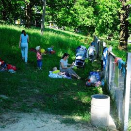 Некоторые мамы взяли с собой на природу и самых маленьких Выезд на природу по случаю окончания учебного года в Воскресной школе. 29.05.2011 года