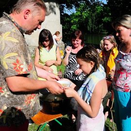 Пришло время наваристой ароматной ухи! Выезд на природу по случаю окончания учебного года в Воскресной школе. 29.05.2011 года