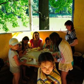 Вместе и есть веселей, и обед вкусней Выезд на природу по случаю окончания учебного года в Воскресной школе. 29.05.2011 года