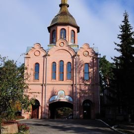 По преданию, Глинская пустынь основана на месте явления в начале XVI века местным пчеловодам на сосне чудотворной Глинской иконы Рождества Пресвятой Богородицы Паломничество в Глинскую пустынь. Фоторепортаж Алексея