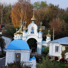 Свято-Рождества Богородицы Молченский женский монастырь, по преданию, был основан в в начале ХIV века двумя иноками, поселившимися в пещере на "Чудной горе" Паломничество в Глинскую пустынь. Фоторепортаж Алексея