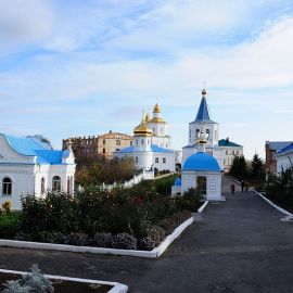 Молченский женский монастырь получил название от старинной пустыни, находившейся на болоте „Молче", что в нескольких километрах от Путивля Паломничество в Глинскую пустынь. Фоторепортаж Алексея