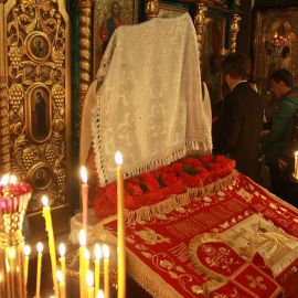 Плащаница &mdash; плат с изображением Христа, снятого с креста. Позже плащаница уносится со средины храма в алтарь и полагается на престол, где находится до праздника Вознесения Господня. (Пасха, 15 апреля 2012 г., храм Рождества Иоанна Крестителя) Пасха 15.04.2012. Храм Рождества Иоанна Крестителя