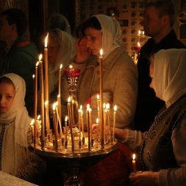 Пасхальную утреню принято начинать ровно в полночь по местному времени пением в алтаре духовенством стихиры Воскресение Твое, Христе Спасе. (Пасха, 15 апреля 2012 г., храм Рождества Иоанна Крестителя, г. Харьков) Пасха 15.04.2012. Храм Рождества Иоанна Крестителя