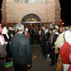 Пасхальный крестный ход. (Пасха, 15 апреля 2012 г., храм Рождества Иоанна Крестителя, г. Харьков) Пасха 15.04.2012. Храм Рождества Иоанна Крестителя