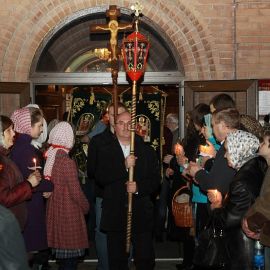 Пасхальный крестный ход. (Пасха, 15 апреля 2012 г., храм Рождества Иоанна Крестителя, г. Харьков) Пасха 15.04.2012. Храм Рождества Иоанна Крестителя