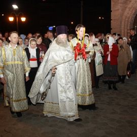 Протоиерей Виктор Гузенко во главе Пасхального крестного хода. (Пасха, 15 апреля 2012 г., храм Рождества Иоанна Крестителя, г. Харьков) Пасха 15.04.2012. Храм Рождества Иоанна Крестителя
