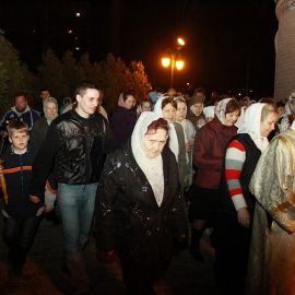 Клир и прихожане трижды обходят храм крестным ходом. (Пасха, 15 апреля 2012 г., храм Рождества Иоанна Крестителя, г. Харьков) Пасха 15.04.2012. Храм Рождества Иоанна Крестителя