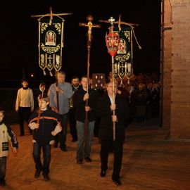 Клир и прихожане трижды обходят храм крестным ходом. (Пасха, 15 апреля 2012 г., храм Рождества Иоанна Крестителя, г. Харьков) Пасха 15.04.2012. Храм Рождества Иоанна Крестителя