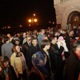 Клир и прихожане трижды обходят храм крестным ходом. (Пасха, 15 апреля 2012 г., храм Рождества Иоанна Крестителя, г. Харьков) Пасха 15.04.2012. Храм Рождества Иоанна Крестителя