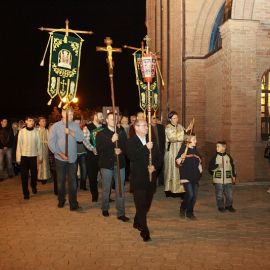 Продолжая петь стихиру "Воскресение Твое, Христе Спасе", клир и прихожане выходят из храма и идут вокруг него крестным ходом, обходя три раза. (Пасха, 15 апреля 2012 г., храм Рождества Иоанна Крестителя, г. Харьков) Пасха 15.04.2012. Храм Рождества Иоанна Крестителя