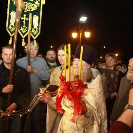 Протоиерей Виктор Гузенко на Пасхальном крестном ходе (Пасха, 15 апреля 2012 г., храм Рождества Иоанна Крестителя, г. Харьков) Пасха 15.04.2012. Храм Рождества Иоанна Крестителя