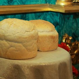 На Пасху освящается артос &mdash; квасной хлеб особого освящения. Сейчас артос раздают верующим для хранения дома в течение года, в экстренных случаях он используется как антидор (от греч. &laquo;вместопричастие&raquo;), его принято вкушать натощак при Пасха 15.04.2012. Храм Рождества Иоанна Крестителя