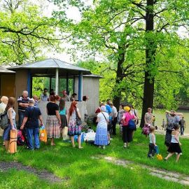 После воскресной службы, прихватив вещи и припасы, православная компания обосновалась на природе, у воды Духовные чада отца Виктора на природе. 06.05.2012 г.