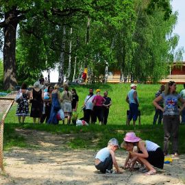 Пока родители занимались обустройством территории, у детишек были дела поважнее - игры! Духовные чада отца Виктора на природе. 06.05.2012 г.