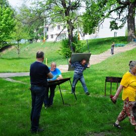 Мужчины принесли столы для фуршета Духовные чада отца Виктора на природе. 06.05.2012 г.