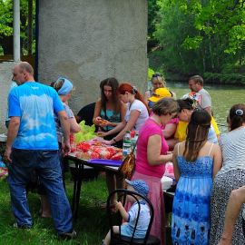 Женщины тем временем готовили завтрак Духовные чада отца Виктора на природе. 06.05.2012 г.