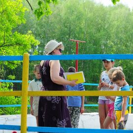 А маленькие артисты из воскресной школы повторяли слова выступления, готовясь к концерту Духовные чада отца Виктора на природе. 06.05.2012 г.