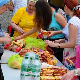 Бутербродные горы были почти готовы... Духовные чада отца Виктора на природе. 06.05.2012 г.