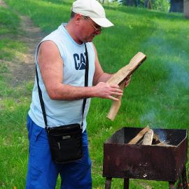 ...а костер для кулеша только разгорался Духовные чада отца Виктора на природе. 06.05.2012 г.