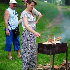 Кое-кто придумал способ сделать бутерброд поизысканней, поджарив колбаску Духовные чада отца Виктора на природе. 06.05.2012 г.