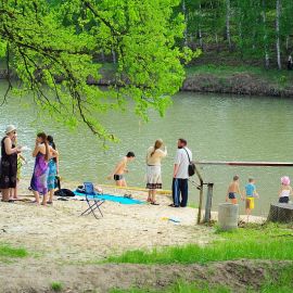 В жаркий майский день и дети, и взрослые не упускали возможности искупаться или хотя бы намочить ножки Духовные чада отца Виктора на природе. 06.05.2012 г.