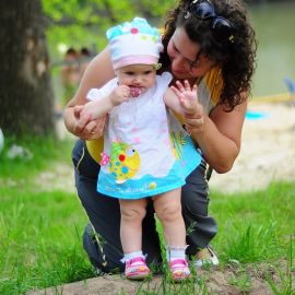 Маленькая прихожанка с мамой Духовные чада отца Виктора на природе. 06.05.2012 г.