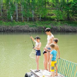А вот и первый улов! Духовные чада отца Виктора на природе. 06.05.2012 г.