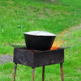 Тем временем закипал кулеш Духовные чада отца Виктора на природе. 06.05.2012 г.