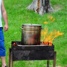 И заваривался ароматный чай на травах и фруктах Духовные чада отца Виктора на природе. 06.05.2012 г.