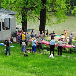 Пикник в разгаре Духовные чада отца Виктора на природе. 06.05.2012 г.