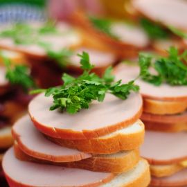 Наконец, вся честная компания была готова подкрепиться аппетитными бутербродами... Духовные чада отца Виктора на природе. 06.05.2012 г.