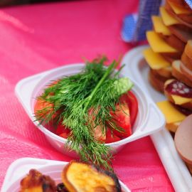 ...свежими овощами и зеленью... Духовные чада отца Виктора на природе. 06.05.2012 г.