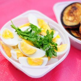 ...отварными яйцами и оладьями Духовные чада отца Виктора на природе. 06.05.2012 г.