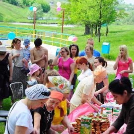 Но перед трапезой - молитва Духовные чада отца Виктора на природе. 06.05.2012 г.